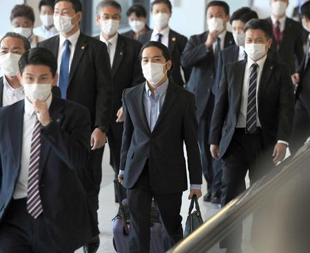 　米国から帰国し、ＳＰたちに囲まれて歩く小室圭さん（中央）　