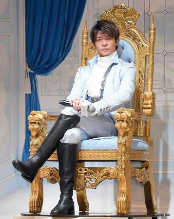 　王子様姿で登場したＫｉｎｇ＆Ｐｒｉｎｃｅ・岸優太＝東京・東銀座の時事通信ホール（撮影・伊藤笙子）