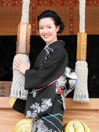 着物姿でヒット祈願を行った田川寿美＝東京・新宿の花園神社