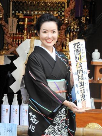 着物姿でヒット祈願を行った田川寿美＝東京・新宿の花園神社
