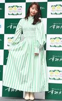 　商品カラーに合わせたワンピースで登場した宇垣美里＝東京・ＷＩＴＨ　ＨＡＲＡＪＵＫＵ　ＨＡＬＬ（撮影・高石航平）
