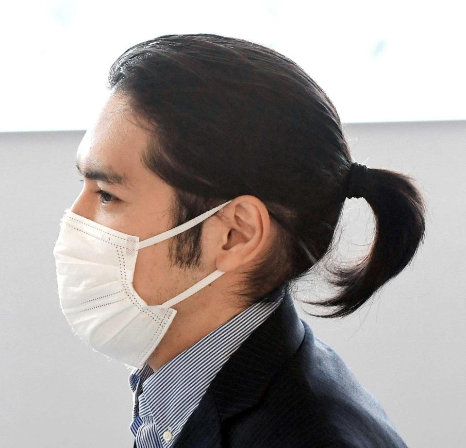 　ポニーテールのヘアスタイル＝成田空港（撮影・金田祐二）