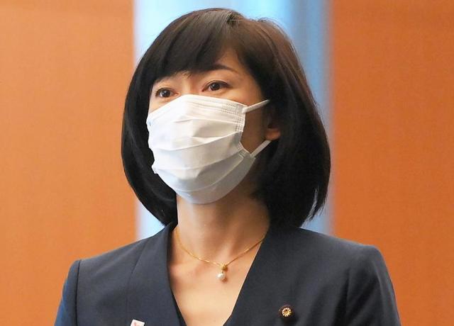 総裁選 丸川珠代氏 ミントグリーンのヒラヒラ服に派手な金ネックレス 可愛い と話題 芸能 デイリースポーツ Online