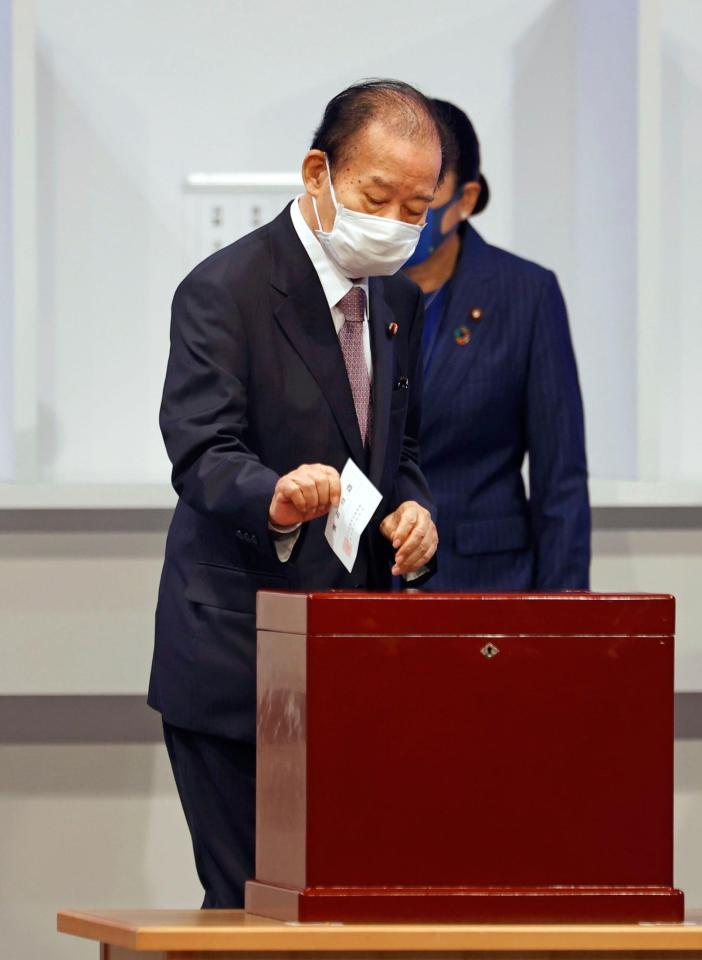 自民党総裁選で投票する二階幹事長＝29日午後１時19分、東京都内のホテル