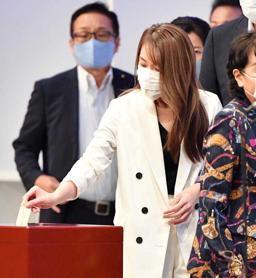 　決選投票で投票する今井絵理子参院議員＝東京・グランドプリンスホテル新高輪（代表撮影）