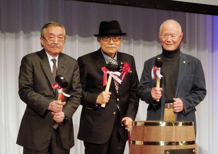 　「ゴルゴ１３」生誕４５周年を祝う会に出席した（左から）黒鉄ヒロシ氏、さいとう・たかをさん、ちばてつや氏＝２０１３年１１月