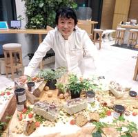 　ＩＱＯＳとのコラボケーキを披露する青木定治氏＝東京・ＩＱＯＳストア銀座