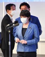 　決選投票で投票する高市前総務相＝都内のホテル（撮影・西岡正）