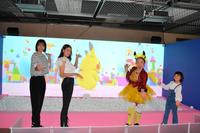 　「ＰＯＫＥＭＯＮ　ＣＯＬＯＲＳ」の内覧会に登場した（左から）武井玲奈、鈴木寧々、キンタロー。ら＝大丸梅田店