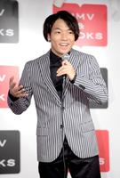 楽しそうに記者からの質問に答える伊沢拓司＝東京・ＨＭＶ＆ＢＯＯＫＳ　ＳＨＩＢＵＹＡ（撮影・金田祐二）