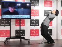 佐藤健からのクイズにのけ反って喜ぶ伊沢拓司＝東京・ＨＭＶ＆ＢＯＯＫＳ　ＳＨＩＢＵＹＡ（撮影・金田祐二）