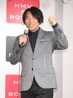 クイズに正解しガッツポーズの伊沢拓司＝東京・ＨＭＶ＆ＢＯＯＫＳ　ＳＨＩＢＵＹＡ（撮影・金田祐二）