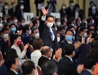 ２９日、新総裁となり、祝福の拍手に手を振って応える岸田文雄氏（中央）＝東京・グランドプリンスホテル新高輪（撮影・西岡正）