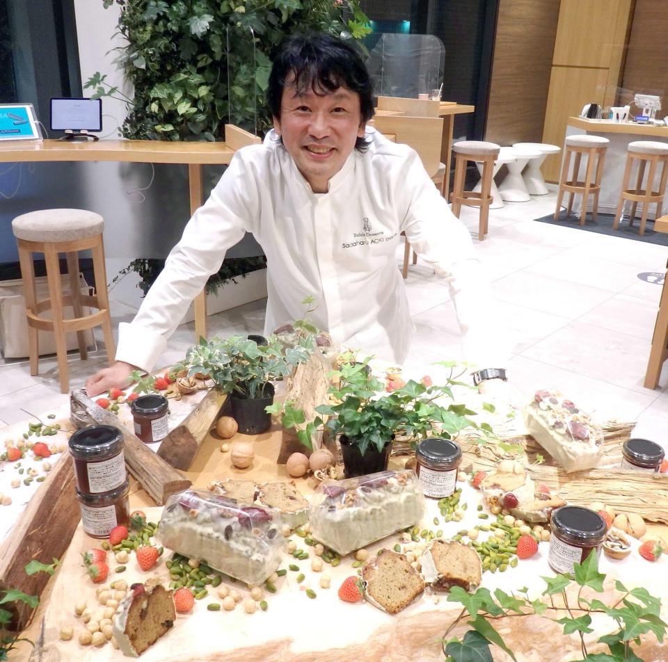 　ＩＱＯＳとのコラボケーキを披露する青木定治氏＝東京・ＩＱＯＳストア銀座