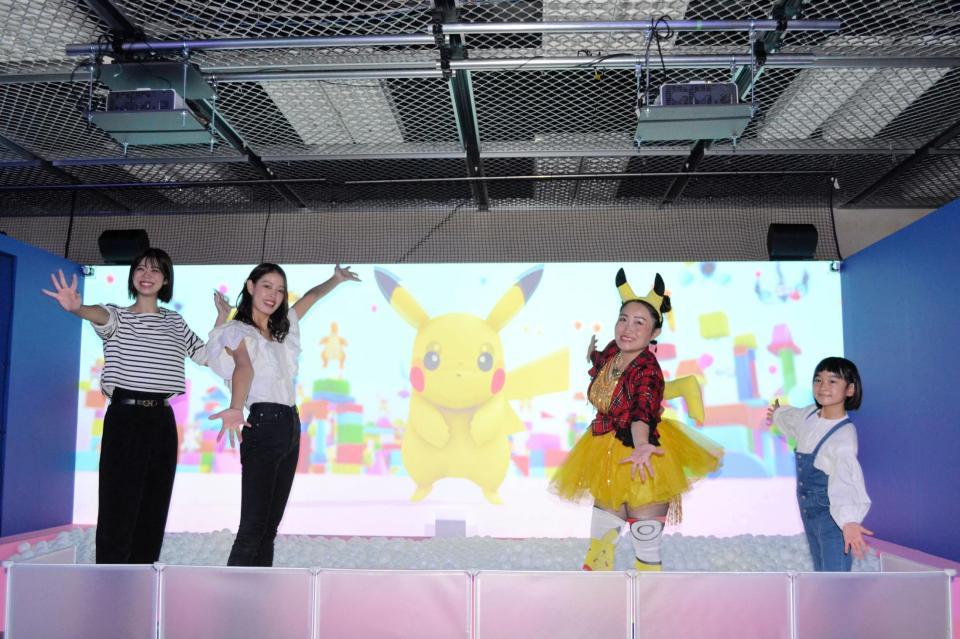 　「ＰＯＫＥＭＯＮ　ＣＯＬＯＲＳ」の内覧会に登場した（左から）武井玲奈、鈴木寧々、キンタロー。ら＝大丸梅田店