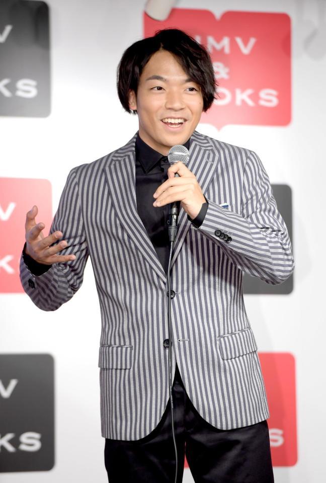 楽しそうに記者からの質問に答える伊沢拓司＝東京・ＨＭＶ＆ＢＯＯＫＳ　ＳＨＩＢＵＹＡ（撮影・金田祐二）