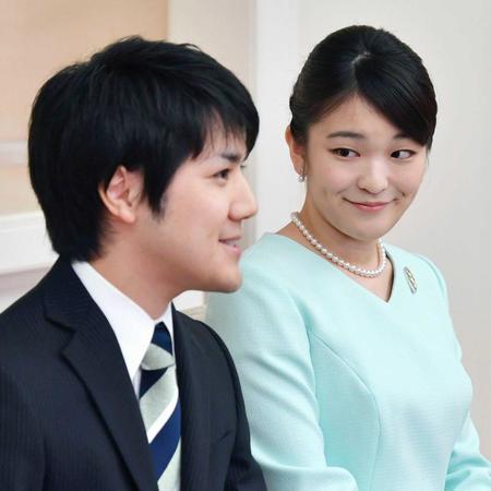 　婚約内定の記者会見で、小室圭さんを見つめられる眞子さま＝２０１７年９月３日、東京・元赤坂の赤坂東邸