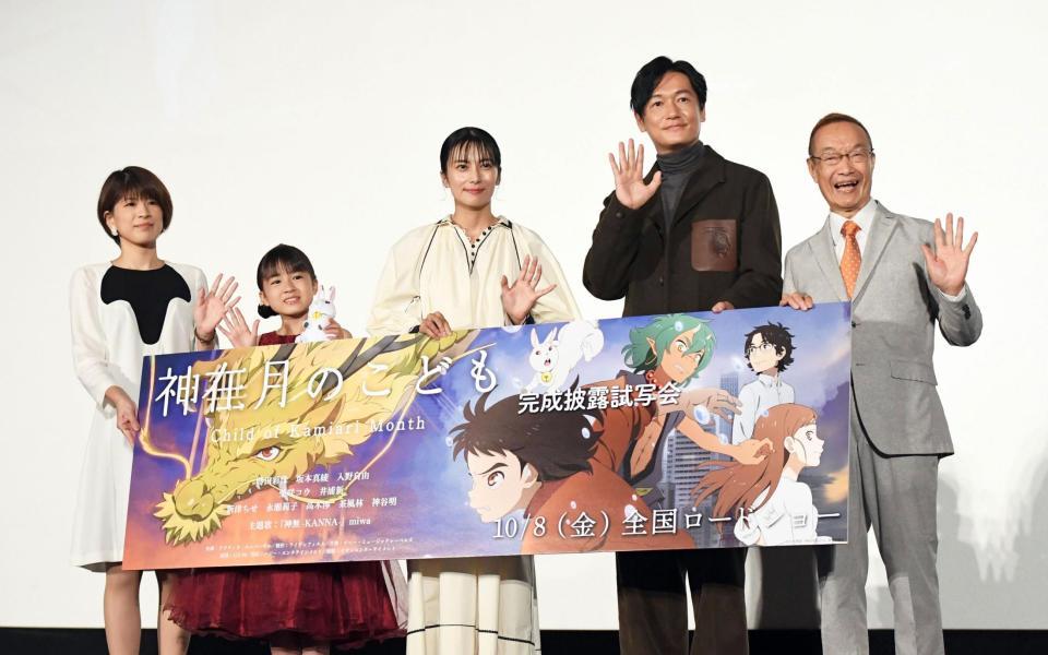 舞台あいさつを行った（左から）白井孝奈監督、新津ちせ、柴咲コウ、井浦新、神谷明＝東京・ユナイテッドシネマ豊洲（撮影・開出牧）