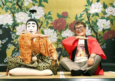 　リアルバカ殿像の隣で「一緒に（アイーン）やったの初めて！」と笑いながらポーズを決める仲本工事（右）＝東京・松坂屋上野店（撮影・園田高夫）