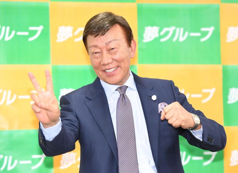 「引退までの２年頑張ります！」と笑顔を見せる橋幸夫＝東京・文京区の夢グループ（撮影・三好信也）