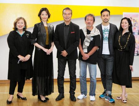 　（左から）キャシー中島、十碧れいや、勝野洋、江藤潤、勝野洋輔、勝野雅奈恵