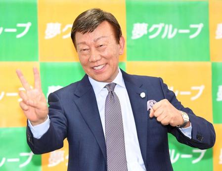 　「引退まで頑張ります！」とポーズを決める橋幸夫＝東京・夢グループ本社（撮影・三好信也）