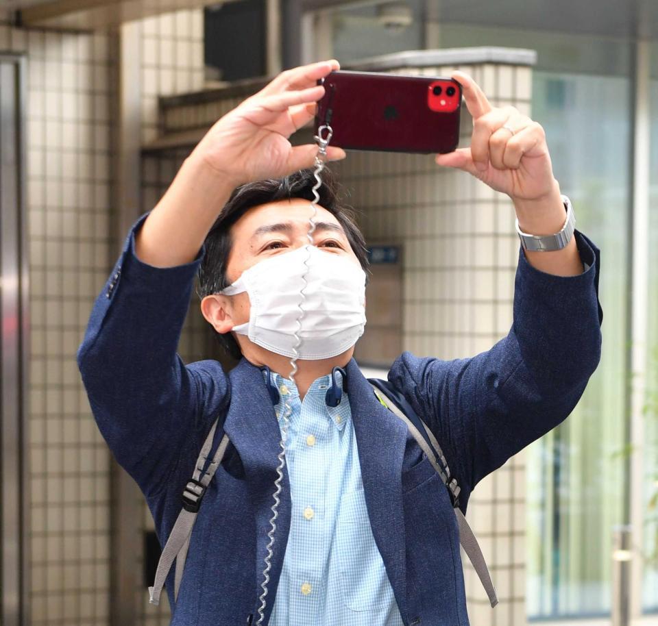 　小倉智昭アナの囲み会見の様子を撮影する笠井信輔アナ