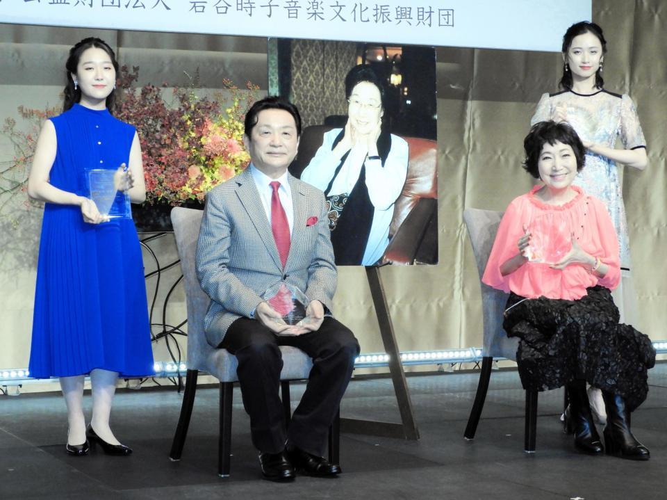 授賞式に出席した（左から）石川美羽、小池修一郎氏、森山良子、木下晴香＝都内