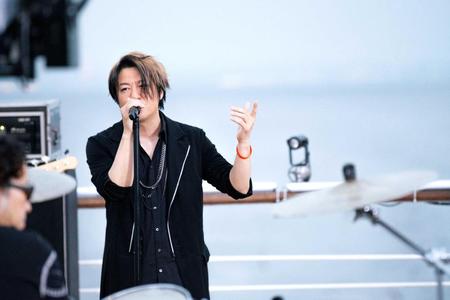 　初の船上ライブで歌うＴＥＲＵ