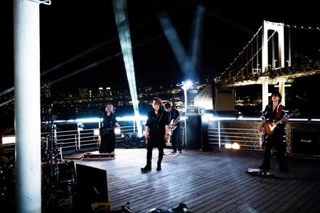 　レインボーブリッジを臨むロケーションで初の船上ライブを行ったＧＬＡＹ