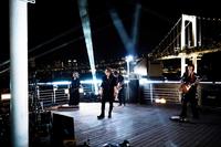 　レインボーブリッジを臨むロケーションで初の船上ライブを行ったＧＬＡＹ