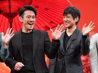 　映画の完成報告会に登場した内野聖陽（左）と西島秀俊（撮影・伊藤笙子）