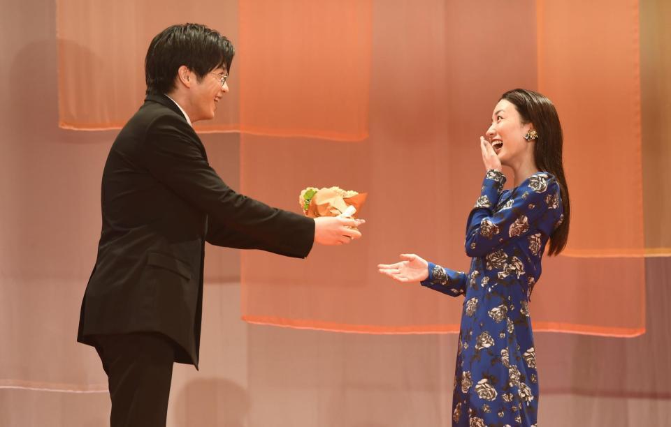 　田中圭（左）にサプライズで花束を渡されビックリの永野芽郁＝東京国際フォーラム（撮影・園田高夫）