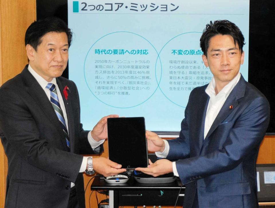 　山口壮新環境相(左)と小泉進次郎前環境相＝５日