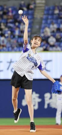　始球式を務める尾碕真花＝横浜