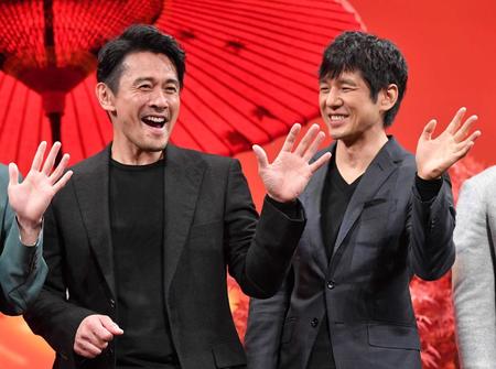 　映画の完成報告会に登場した内野聖陽（左）と西島秀俊（撮影・伊藤笙子）