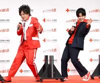 　ぺこぱ・松陰寺太勇（左）のモノマネを披露する鈴木福　