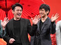 　映画の完成報告会に登場した内野聖陽（左）と西島秀俊（撮影・伊藤笙子）