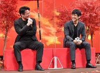 　劇場版「きのう何食べた？」完成報告会に登場した内野聖陽（左）と西島秀俊（撮影・伊藤笙子）