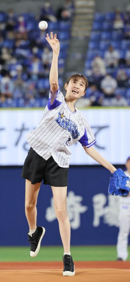 　始球式を務める尾碕真花＝横浜