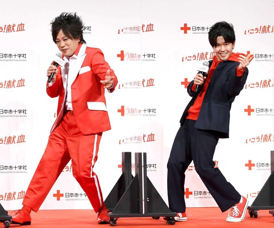 　ぺこぱ・松陰寺太勇（左）のモノマネを披露する鈴木福　