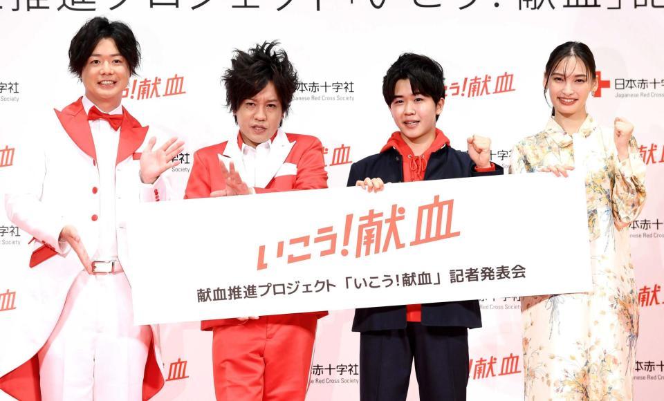 　（左から）ぺこぱのシュウペイと松陰寺太勇、鈴木福、大政絢（撮影・園田高夫）