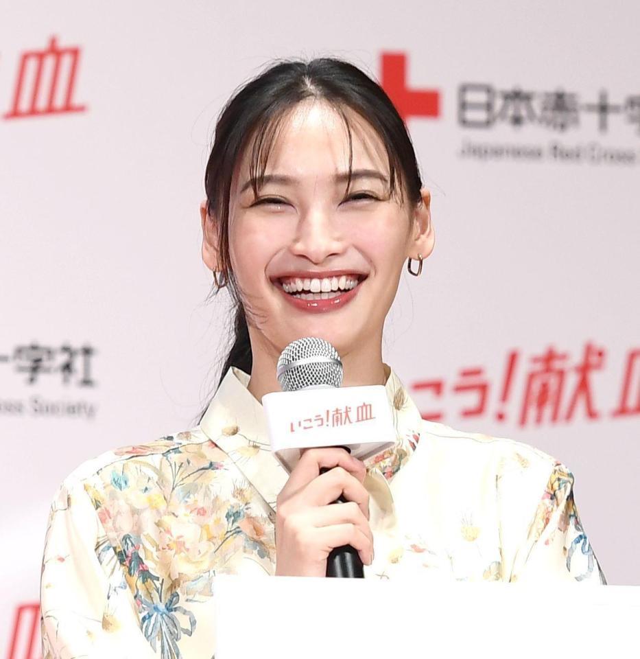 　献血クイズを全問正解し笑顔を見せる大政絢（撮影・園田高夫）