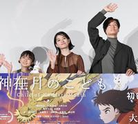 初日に駆けつけたファンに手を振る（左から）新津ちせ、蒔田彩珠、井浦新＝イオンシネマ板橋（撮影・園田高夫）