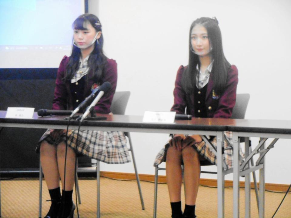 「大阪Ｂ＆Ｓプログラム」広報動画に出演したＮＭＢ４８・泉綾乃〔左）と塩月希依音＝大阪市内