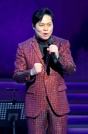 　初のＣＭ起用が決まった三山ひろし