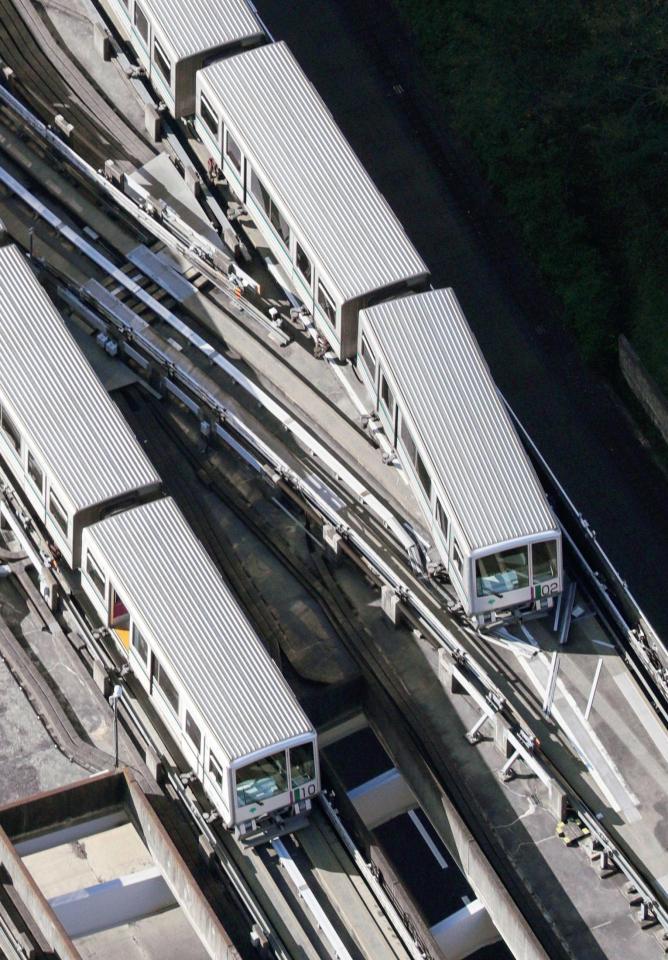 　脱線した「日暮里・舎人ライナー」の車両（右）＝共同通信社ヘリから