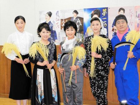 公演前に会見した（左から）小沢あきこ、北野まち子、島津悦子、若山かずさ、小倉新二＝都内