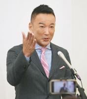 会見するれいわ新選組・山本太郎代表＝東京・永田町の参議院議員会館（撮影・堀内翔）