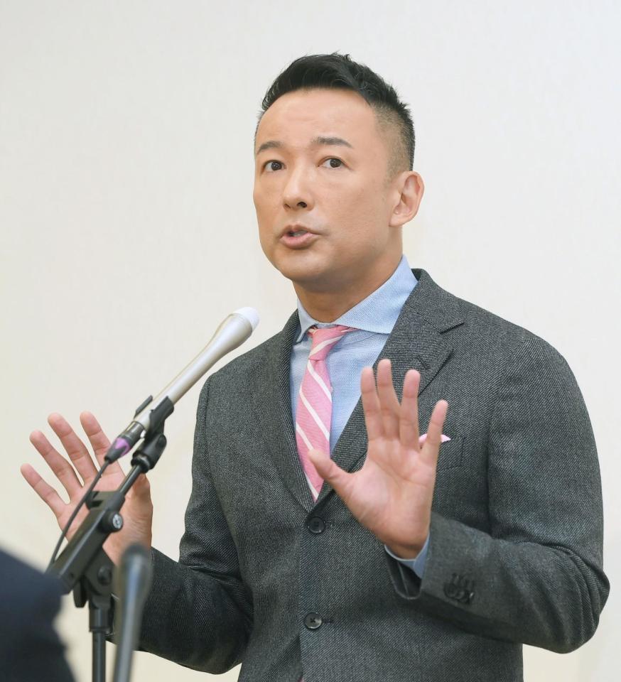 会見するれいわ新選組・山本太郎代表＝東京・永田町の参議院議員会館（撮影・堀内翔）